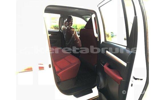 Buy Import Toyota Hilux White Car in Import - Dubai in Belait Buy Import Toyota Hilux White Car in Import - Dubai in Belait