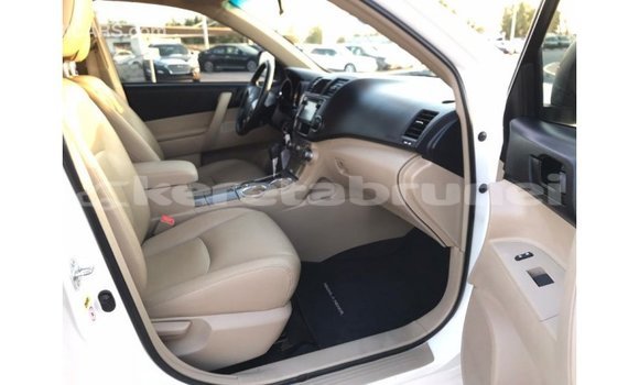 Buy Import Toyota Highlander White Car in Import - Dubai in Belait Buy Import Toyota Highlander White Car in Import - Dubai in Belait