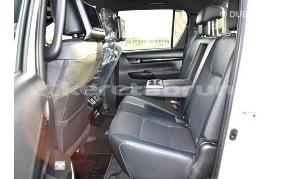 Buy Import Toyota Hilux White Car in Import - Dubai in Belait Buy Import Toyota Hilux White Car in Import - Dubai in Belait