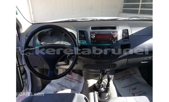 Buy Import Toyota Hilux White Car in Import - Dubai in Belait Buy Import Toyota Hilux White Car in Import - Dubai in Belait