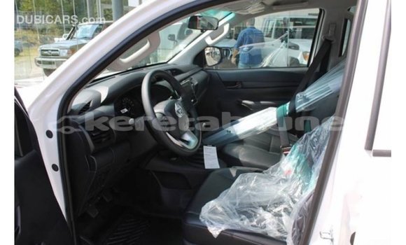 Buy Import Toyota Hilux White Car in Import - Dubai in Belait Buy Import Toyota Hilux White Car in Import - Dubai in Belait