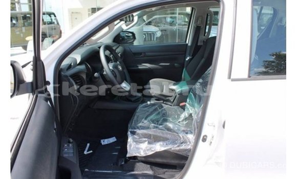 Buy Import Toyota Hilux White Car in Import - Dubai in Belait Buy Import Toyota Hilux White Car in Import - Dubai in Belait