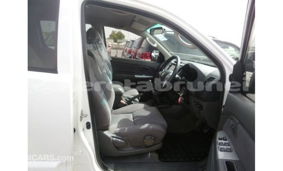 Buy Import Toyota Hilux White Car in Import - Dubai in Belait Buy Import Toyota Hilux White Car in Import - Dubai in Belait