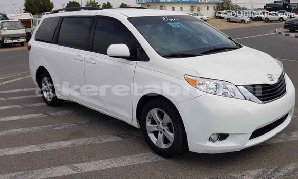 Buy Import Toyota Sienna White Car in Import - Dubai in Belait Buy Import Toyota Sienna White Car in Import - Dubai in Belait