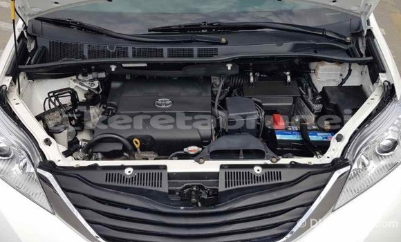 Buy Import Toyota Sienna White Car in Import - Dubai in Belait Buy Import Toyota Sienna White Car in Import - Dubai in Belait