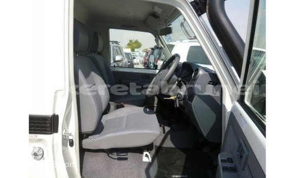 Buy Import Toyota Land Cruiser White Car in Import - Dubai in Belait Buy Import Toyota Land Cruiser White Car in Import - Dubai in Belait