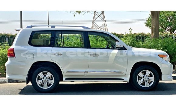 Buy Import Toyota Land Cruiser White Car in Import - Dubai in Belait Buy Import Toyota Land Cruiser White Car in Import - Dubai in Belait