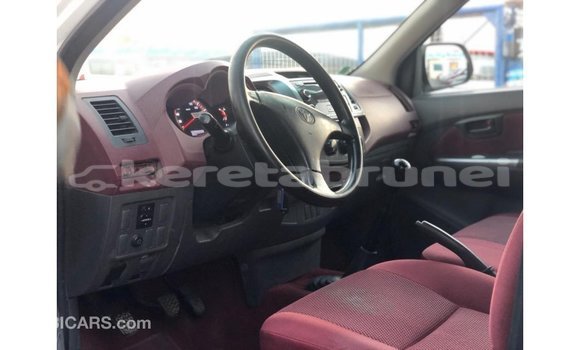 Buy Import Toyota Hilux White Car in Import - Dubai in Belait Buy Import Toyota Hilux White Car in Import - Dubai in Belait