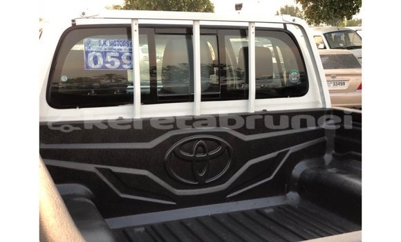 Buy Import Toyota Hilux White Car in Import - Dubai in Belait Buy Import Toyota Hilux White Car in Import - Dubai in Belait