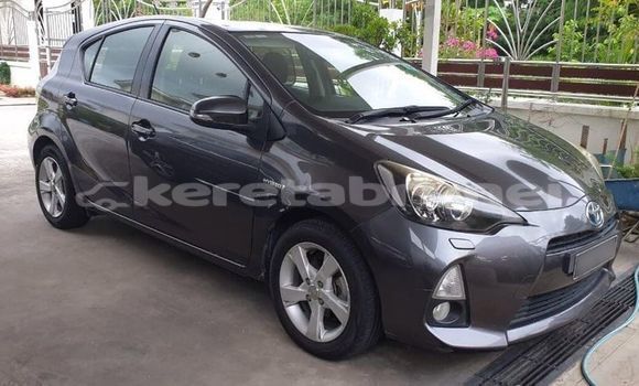Buy Used Toyota Prius Brown Car in Bandar Seri Begawan in Brunei-Muara