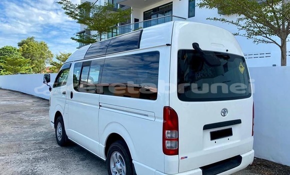 Buy Used Toyota Hiace White Car in Kuala Belait in Belait Buy Used Toyota Hiace White Car in Kuala Belait in Belait
