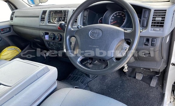 Buy Used Toyota Hiace White Car in Kuala Belait in Belait Buy Used Toyota Hiace White Car in Kuala Belait in Belait