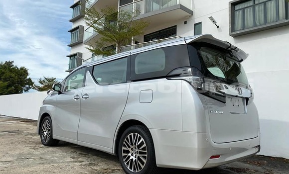 Buy Used Toyota Vellfire Silver Car in Kuala Belait in Belait Buy Used Toyota Vellfire Silver Car in Kuala Belait in Belait