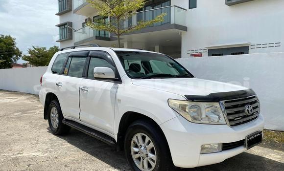 Buy Used Toyota Land Cruiser White Car in Kuala Belait in Belait Buy Used Toyota Land Cruiser White Car in Kuala Belait in Belait
