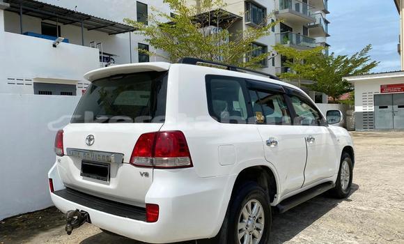 Buy Used Toyota Land Cruiser White Car in Kuala Belait in Belait Buy Used Toyota Land Cruiser White Car in Kuala Belait in Belait