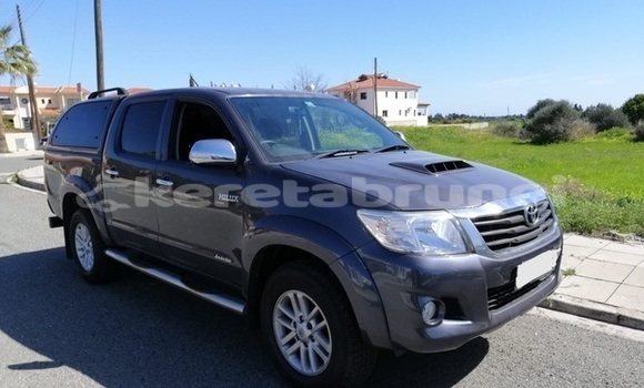 Buy Used Toyota Hilux Silver Car in Bandar Seri Begawan in Brunei-Muara