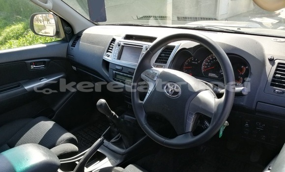 Buy Used Toyota Hilux Silver Car in Bandar Seri Begawan in Brunei-Muara Buy Used Toyota Hilux Silver Car in Bandar Seri Begawan in Brunei-Muara