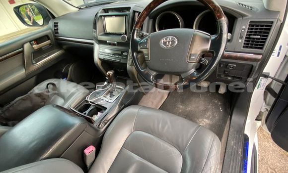 Buy Used Toyota Land Cruiser White Car in Bandar Seri Begawan in Brunei-Muara Buy Used Toyota Land Cruiser White Car in Bandar Seri Begawan in Brunei-Muara