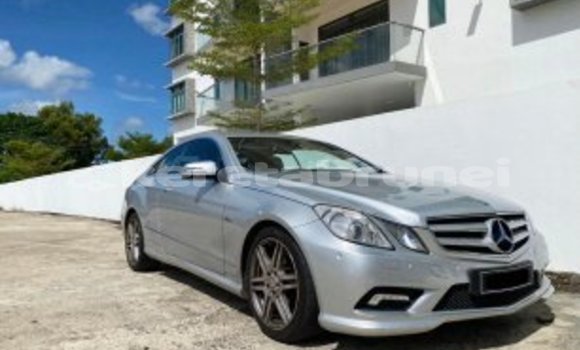 Buy Used Mercedes Viano Silver Car in Kuala Belait in Belait