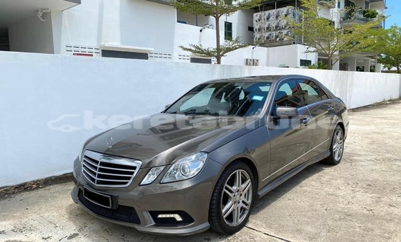 Buy Used Mercedes-Benz E–Class Brown Car in Kuala Belait in Belait Buy Used Mercedes-Benz E–Class Brown Car in Kuala Belait in Belait
