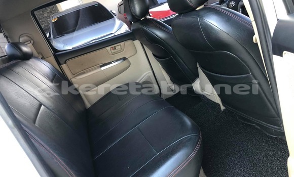 Buy Used Toyota Hilux White Car in Bangar in Temburong Buy Used Toyota Hilux White Car in Bangar in Temburong