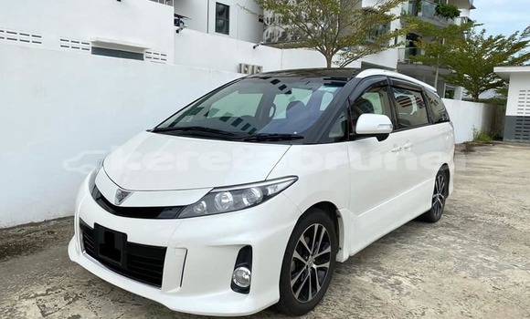 Buy Used Toyota Estima White Car in Kuala Belait in Belait