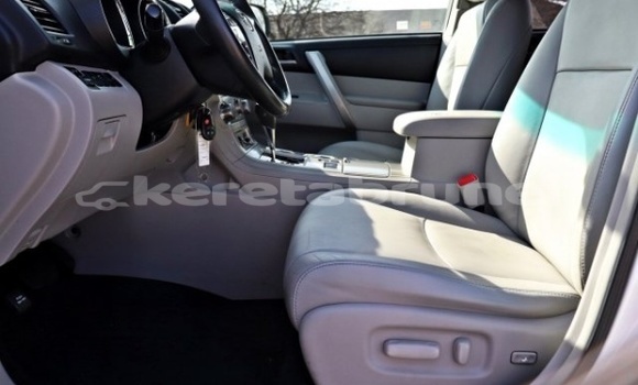 Buy Used Toyota Highlander White Car in Tutong in Tutong Buy Used Toyota Highlander White Car in Tutong in Tutong