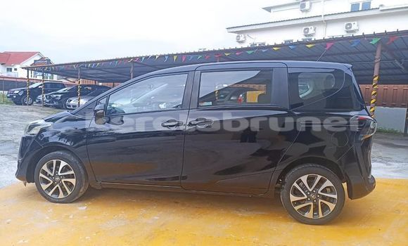 Buy Used Toyota Sienta Black Car in Kuala Belait in Belait
