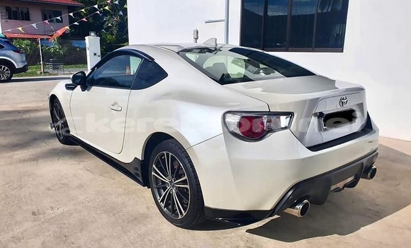 Buy Used Toyota FJ Cruiser White Car in Kuala Belait in Belait