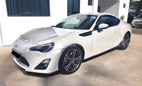 Buy Used Toyota FJ Cruiser White Car in Kuala Belait in Belait Buy Used Toyota FJ Cruiser White Car in Kuala Belait in Belait