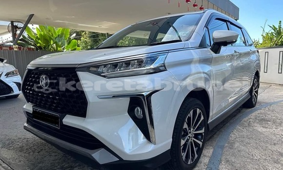 Buy Used Toyota Verso White Car in Bandar Seri Begawan in Brunei-Muara Buy Used Toyota Verso White Car in Bandar Seri Begawan in Brunei-Muara