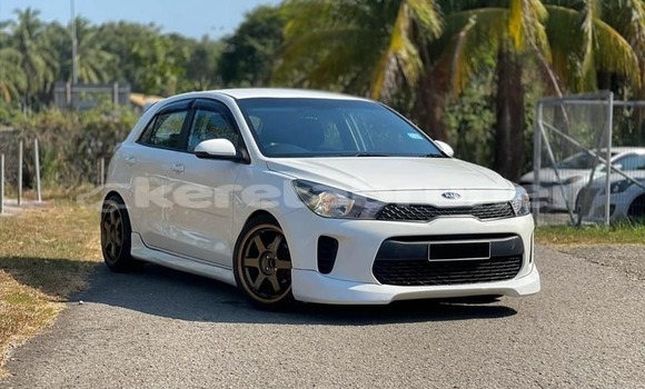 Buy Used Kia Rio White Car in Seria in Belait Buy Used Kia Rio White Car in Seria in Belait