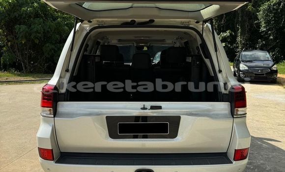 Buy Used Toyota Land Cruiser White Car in Bandar Seri Begawan in Brunei-Muara Buy Used Toyota Land Cruiser White Car in Bandar Seri Begawan in Brunei-Muara