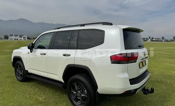 Buy Used Toyota Land Cruiser White Car in Bandar Seri Begawan in Brunei-Muara Buy Used Toyota Land Cruiser White Car in Bandar Seri Begawan in Brunei-Muara