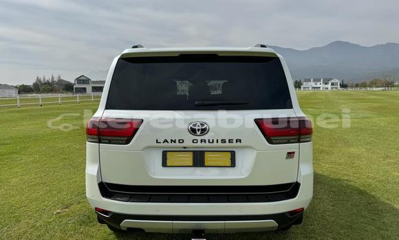 Buy Used Toyota Land Cruiser White Car in Bandar Seri Begawan in Brunei-Muara Buy Used Toyota Land Cruiser White Car in Bandar Seri Begawan in Brunei-Muara