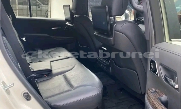Buy Used Toyota Land Cruiser White Car in Bangar in Temburong Buy Used Toyota Land Cruiser White Car in Bangar in Temburong
