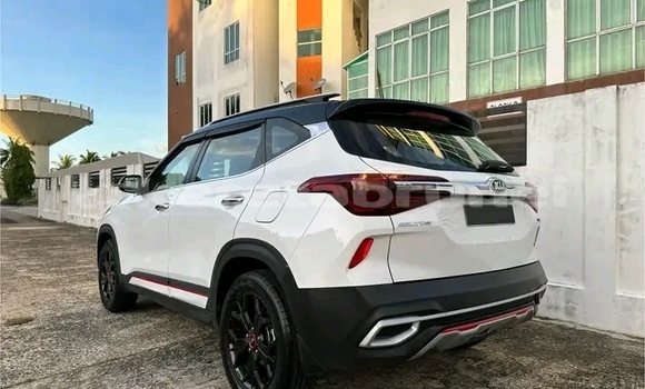 Buy Used Kia Sedona White Car in Seria in Belait Buy Used Kia Sedona White Car in Seria in Belait