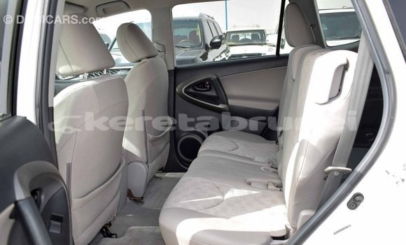 Buy Import Toyota HiAce White Truck in Import - Dubai in Belait Buy Import Toyota HiAce White Truck in Import - Dubai in Belait