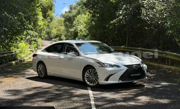 Buy Used Lexus ES White Car in Bandar Seri Begawan in Brunei-Muara