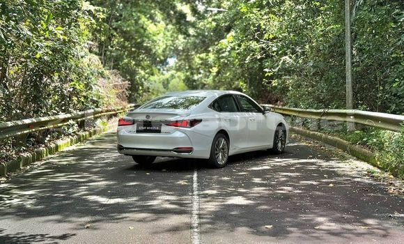 Buy Used Lexus ES White Car in Bandar Seri Begawan in Brunei-Muara Buy Used Lexus ES White Car in Bandar Seri Begawan in Brunei-Muara