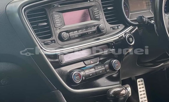 Buy Used Kia Opirus White Car in Bandar Seri Begawan in Brunei-Muara Buy Used Kia Opirus White Car in Bandar Seri Begawan in Brunei-Muara