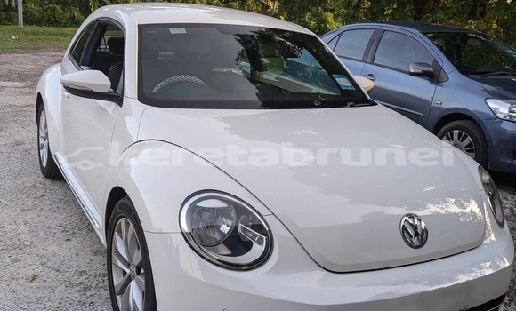 Buy Used Volkswagen Beetle White Car in Kuala Belait in Belait