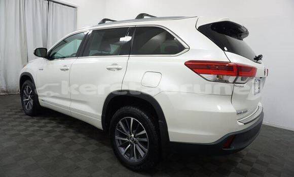 Buy Used Toyota Highlander White Car in Kuala Belait in Belait Buy Used Toyota Highlander White Car in Kuala Belait in Belait