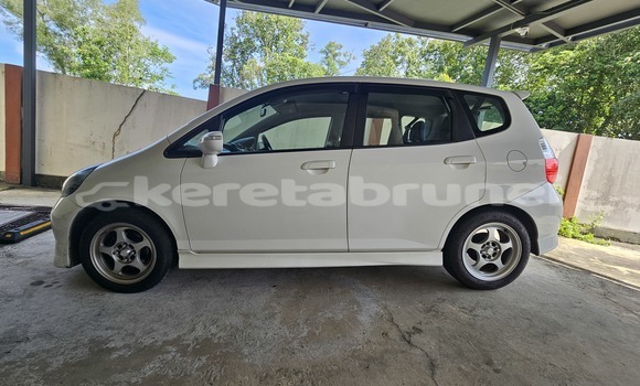 Buy Used Honda Jazz White Car in Bandar Seri Begawan in Brunei-Muara Buy Used Honda Jazz White Car in Bandar Seri Begawan in Brunei-Muara