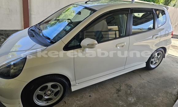 Buy Used Honda Jazz White Car in Bandar Seri Begawan in Brunei-Muara Buy Used Honda Jazz White Car in Bandar Seri Begawan in Brunei-Muara