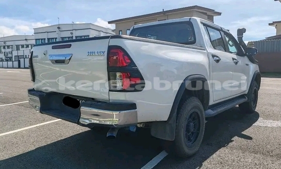 Buy Used Toyota Hilux White Car in Kuala Belait in Belait Buy Used Toyota Hilux White Car in Kuala Belait in Belait