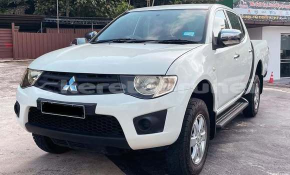Buy Used Mitsubishi L200 White Car in Bandar Seri Begawan in Brunei-Muara