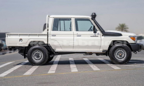 Buy Used Toyota Land Cruiser White Car in Bandar Seri Begawan in Brunei-Muara Buy Used Toyota Land Cruiser White Car in Bandar Seri Begawan in Brunei-Muara