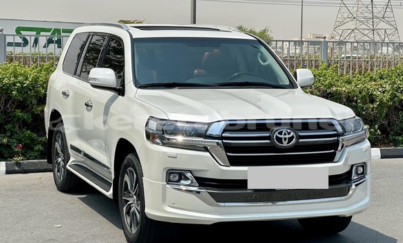 Buy Used Toyota Land Cruiser White Car in Kuala Belait in Belait Buy Used Toyota Land Cruiser White Car in Kuala Belait in Belait