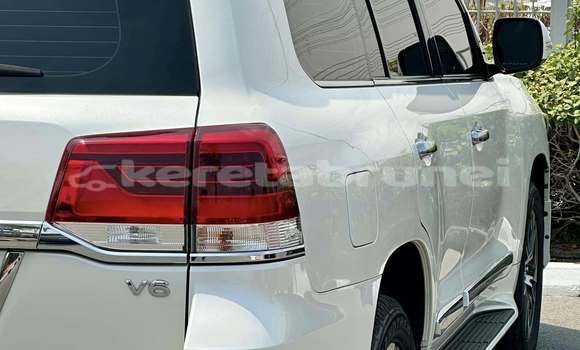 Buy Used Toyota Land Cruiser White Car in Kuala Belait in Belait Buy Used Toyota Land Cruiser White Car in Kuala Belait in Belait